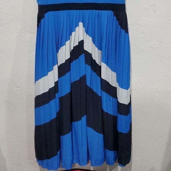 Banana Republic Pleated Chevron Midi Dress Size 6 - Picture 5 of 16